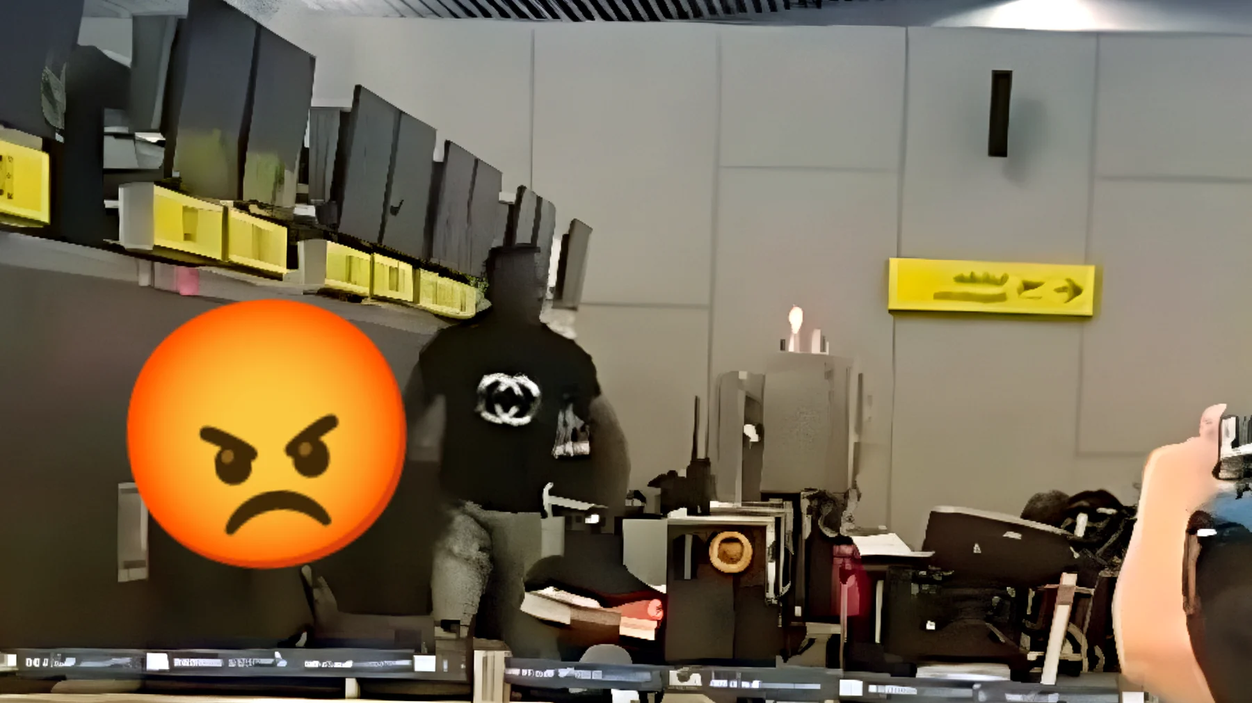 Incredibile Sfogo in un Aeroporto Cileno: Schianta lo Schermo di Informazioni a Colpi di Martello!